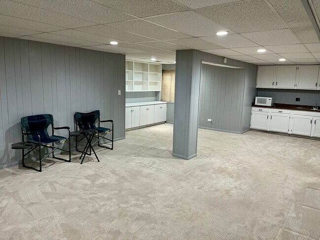 Building Photo - 275 Hickory Ln