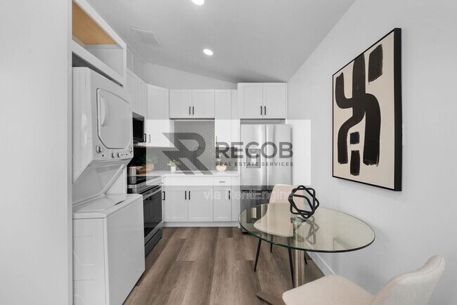 Building Photo - 1638 Elm Ave