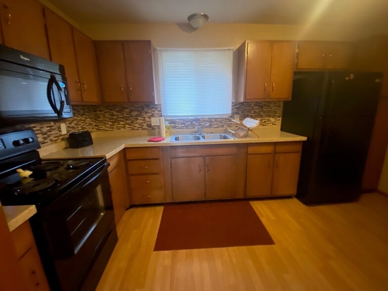 Kitchen - 4921 Chicago St