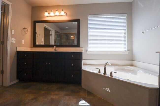 Building Photo - Spacious 3 Bedroom / 2 Bathroom with Modern Upgrade