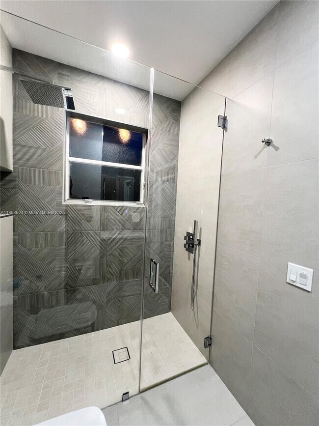 Building Photo - 3806 Oak Ridge Cir