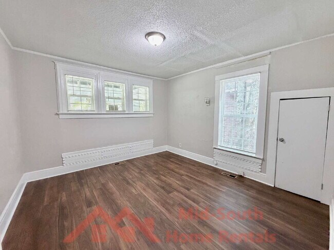 Building Photo - 1561 Foster Ave