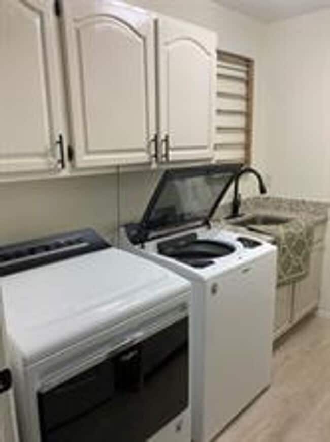 Building Photo - Beautifully Updated 3 Bedroom plus Study i...