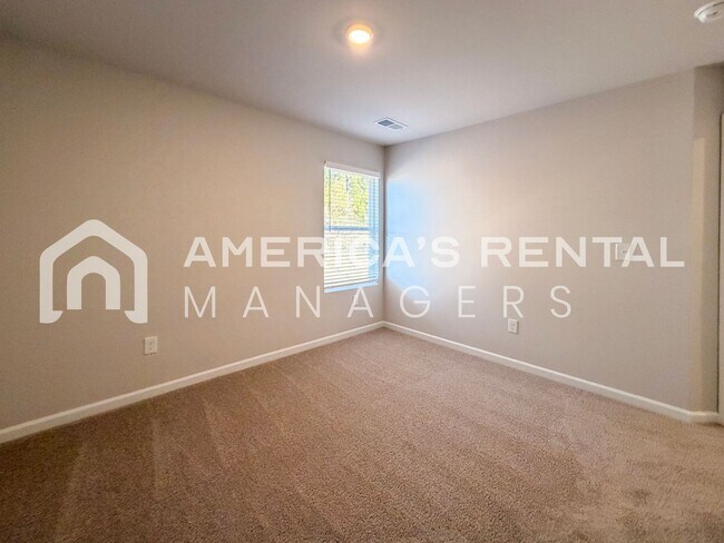 Building Photo - Bright and Spacious Lincoln Townhome for R...