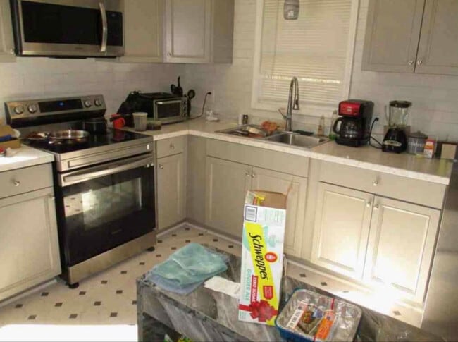 Building Photo - 2141 Robin Hood Ct