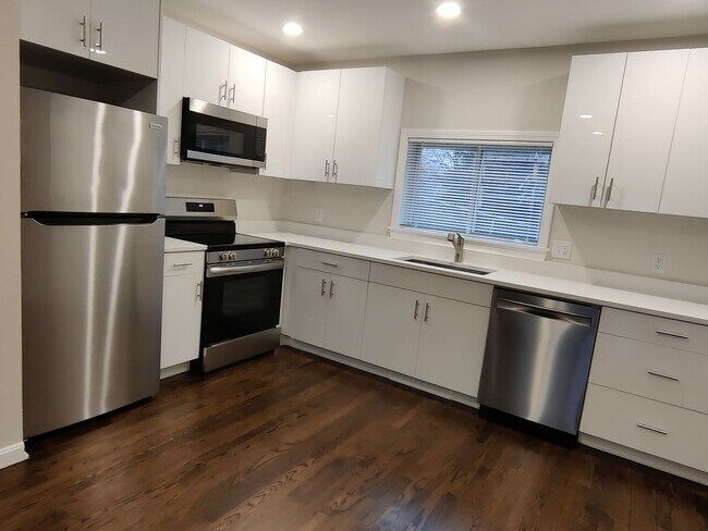 Building Photo - Coolidge Corner Area of Brookline. In-Unit Washer and Dryer, Heat, Hot Water Included, Bonus Room