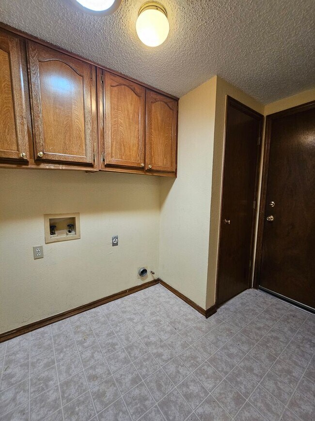 Building Photo - 2116 Westmore Dr