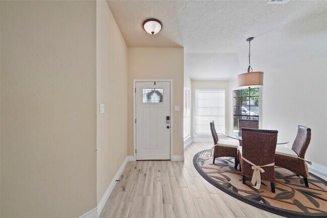 Building Photo - 2911 Parkwood Manor Dr