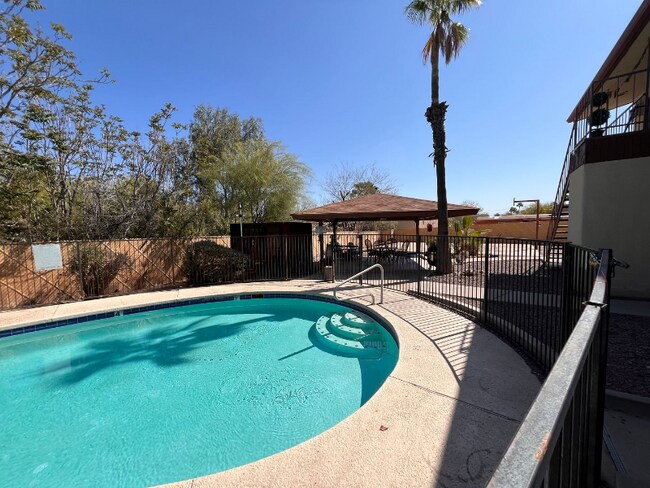 Building Photo - 3052 N Alvernon Way