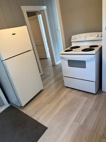 Refrigerator/Stove (3 yrs old) - 526 Grace St