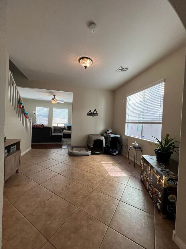 Building Photo - ABSOLUTELY AMAZING! Large 4 bedroom 2 stor...