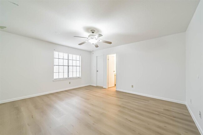 Building Photo - 9850 Pagewood Ln