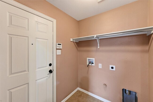 Building Photo - 417 Hackberry Dr