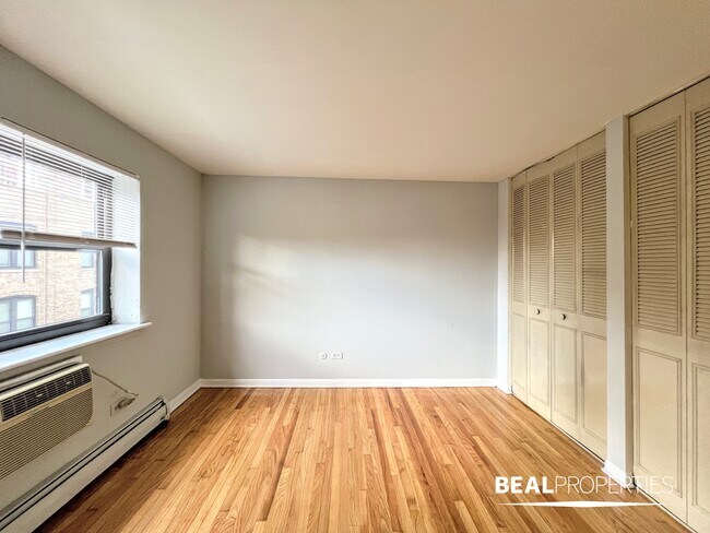 Building Photo - 510 W Briar Pl