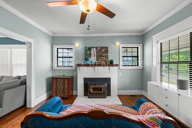 Building Photo - 1930'S AMAZING CRAFTSMAN HOME...3 BEDROOM/...