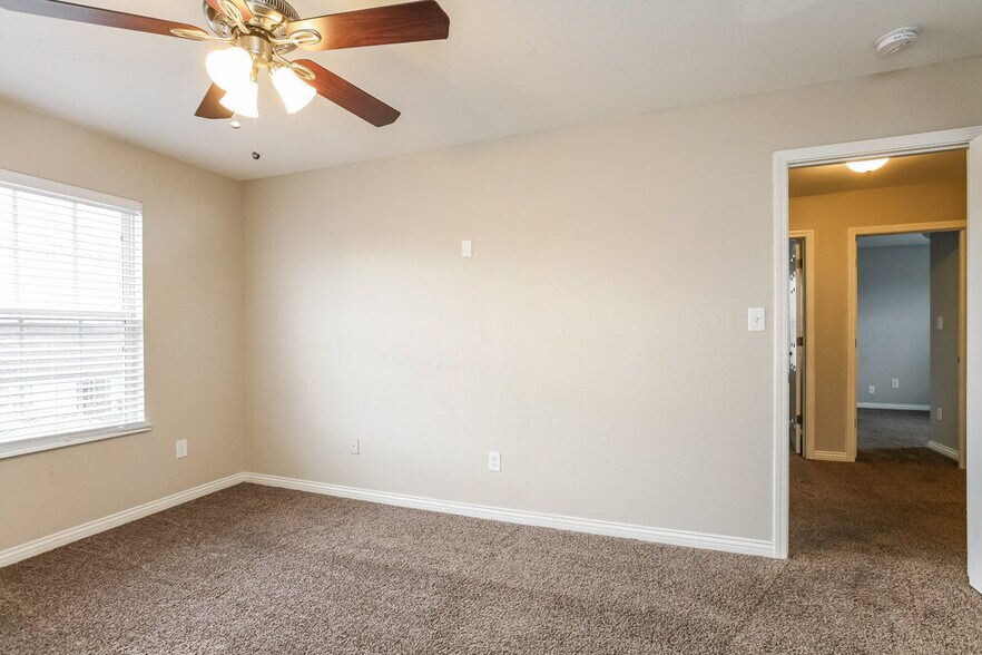 Building Photo - 2718 Rothe Ln