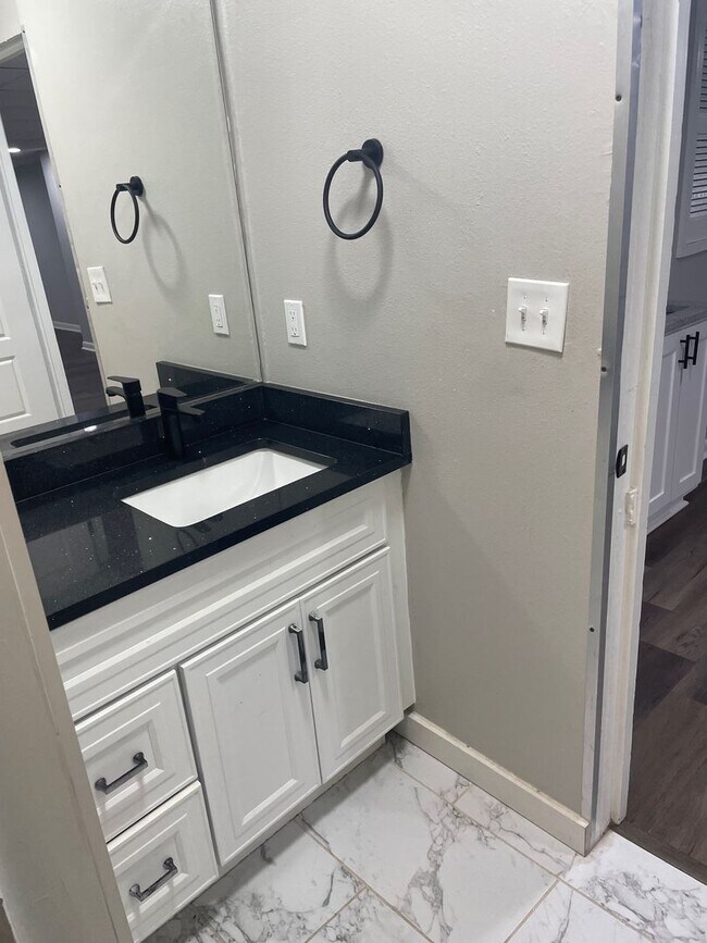 Building Photo - 2 Bedroom 1 Bath Duplex Utilities Included