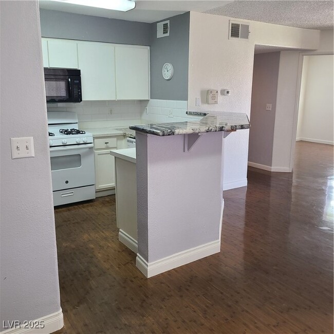 Building Photo - 636 Yacht Harbor Dr