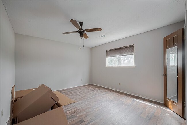 Building Photo - 811 Loire Ln