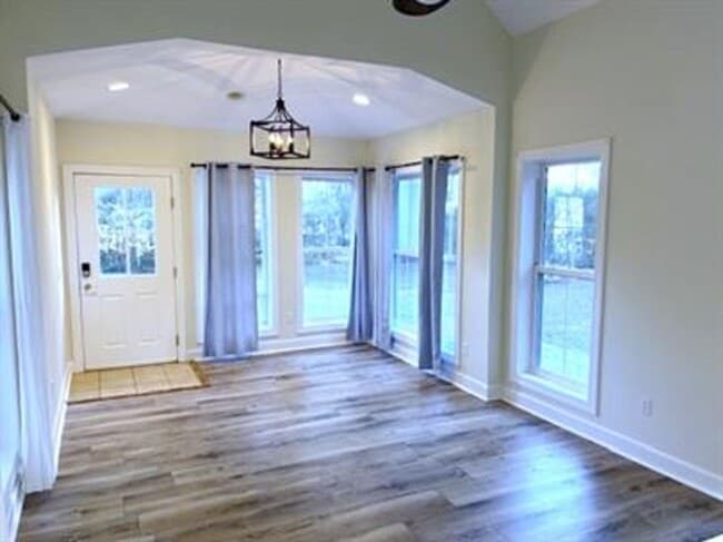 Building Photo - ***BEAUTIFUL QUAINT HOME NEAR MAYRIVER***