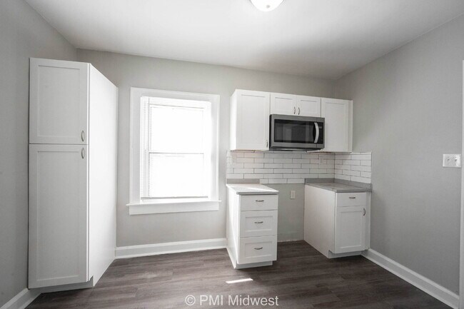Building Photo - "Charming 3 Bedroom with Hardwood Floors i...
