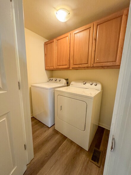 Building Photo - 1654 Mayhew St