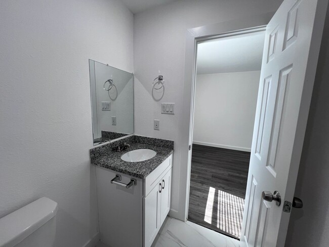 Building Photo - Updated 3-Bedroom Townhome for Rent in Eas...