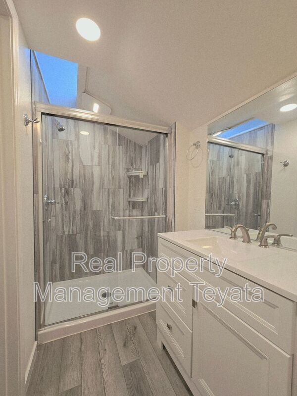 Building Photo - 2475 Yew Street Rd