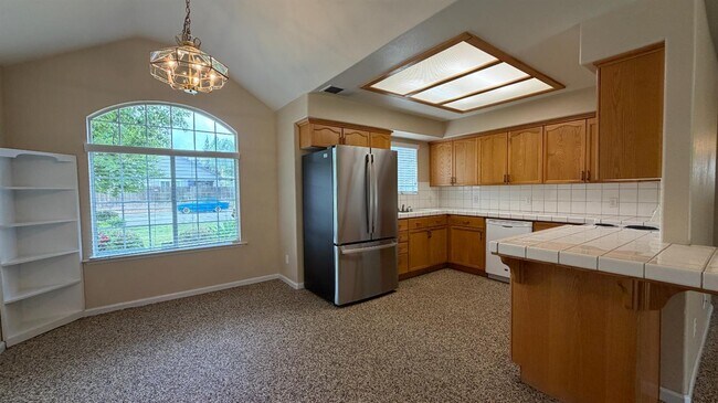 Building Photo - 2274 E Skyview Ave