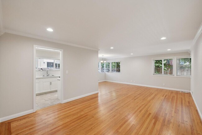 Building Photo - Luxury Apartment Available in gated Community downtown Palo Alto!