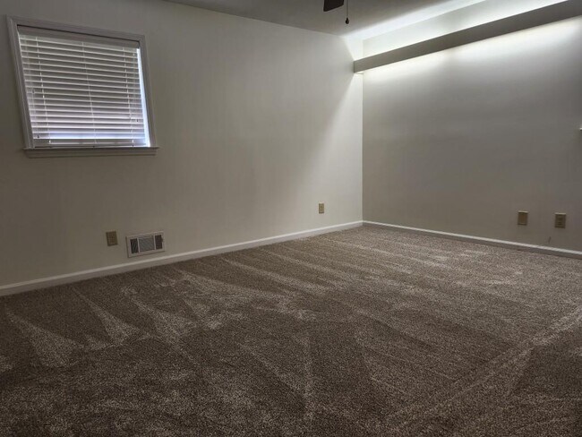 Building Photo - 1181 Lake Shore Cir