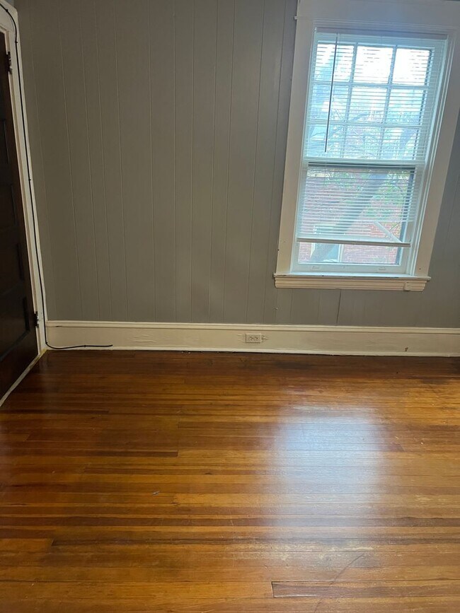 Building Photo - 919 E King St