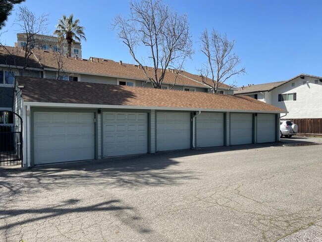 Building Photo - 1396 Lick Ave