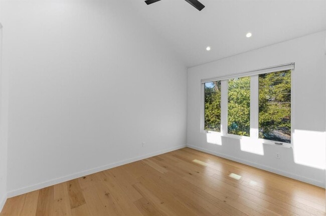 Building Photo - 5006 Gladeview Dr