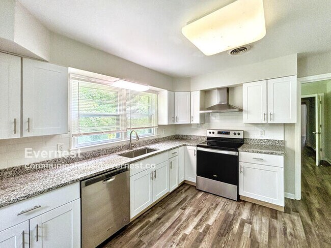 Building Photo - Charming 4-Bedroom Home with Comfort and O...