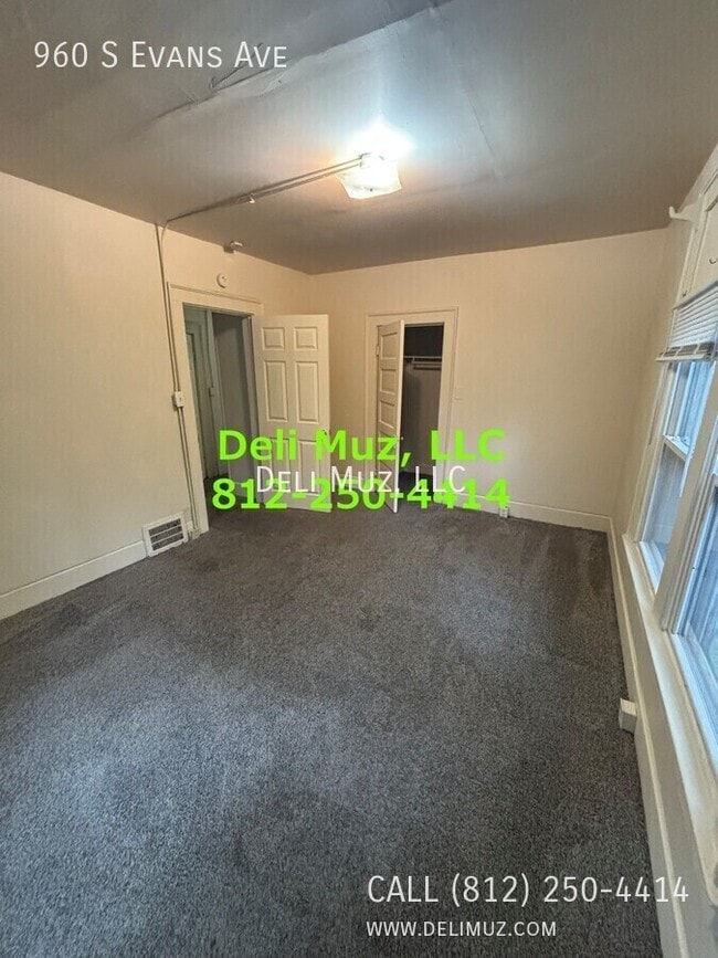 Building Photo - 960 S Evans Ave