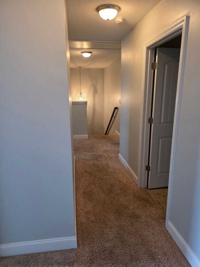Building Photo - 2 Story 5 BR