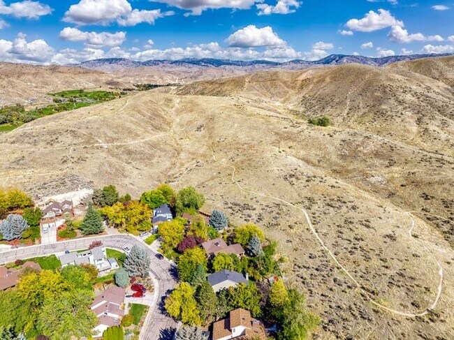 Building Photo - Cozy Hillside Boise Beauty Available 1/1/26!