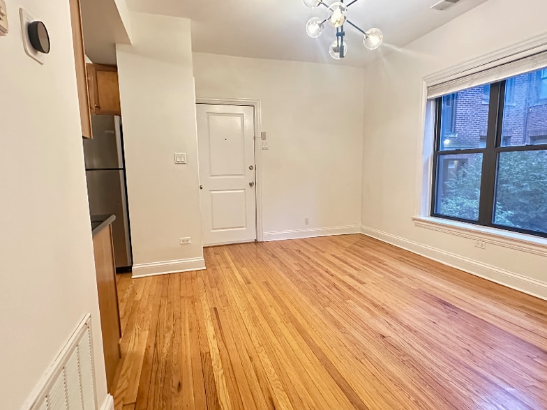 Building Photo - 903 W Cornelia Ave