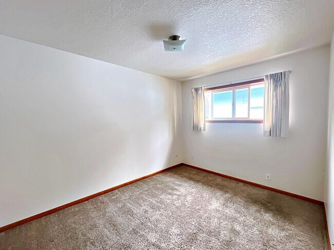 Building Photo - 3385 SE 10th Ave