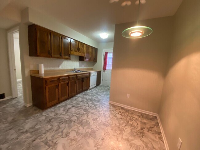 Building Photo - 3BR/1BA/1 car garage - duplex unit