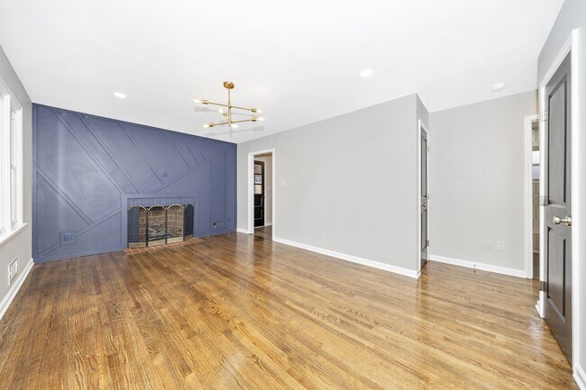 Building Photo - 406 E 9th St