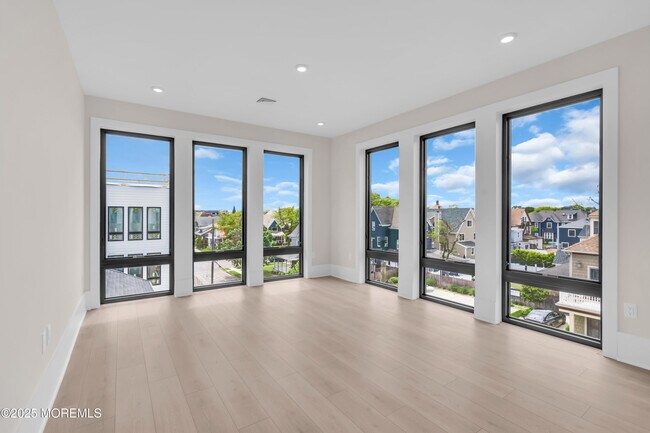 Building Photo - 218 3rd Ave