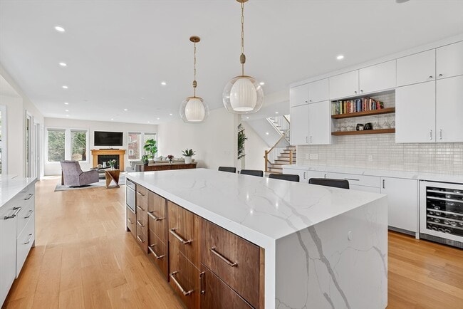 Building Photo - 5 Colonial Rd