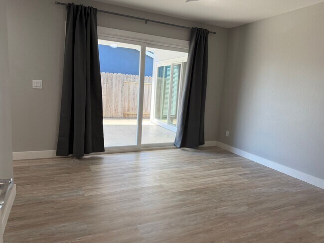 Building Photo - Absolutely gorgeous 3 bedroom 2 bath house