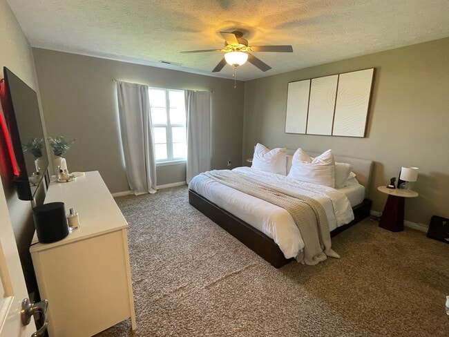 Building Photo - 3 Bedroom House and Fenced in Yard Availab...