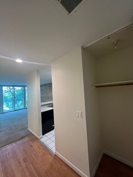 Building Photo - 5550 Abbey Dr