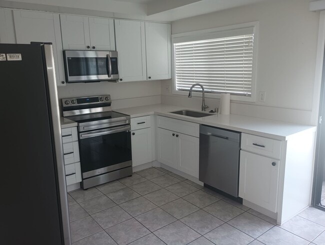 Building Photo - 2BR/1.5BA Condo in the heart of Oceanside