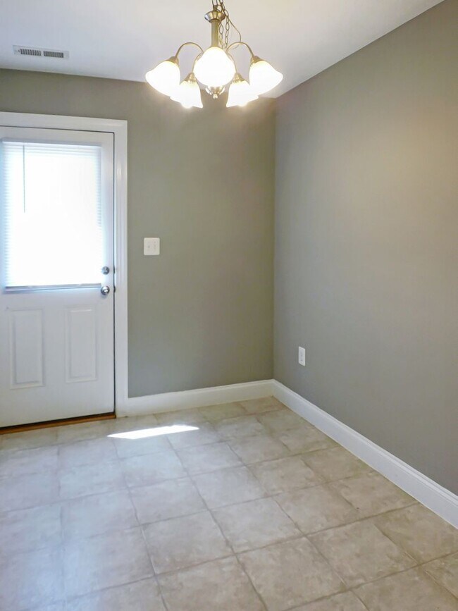 Building Photo - 46165 Kayak Ct