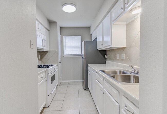 Building Photo - 900 Sirocco Dr
